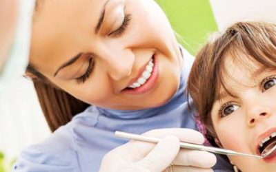 ¿Cuándo llevar al dentista a un niño por primera vez?